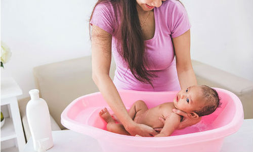 Купание новорожденного(кладем в ванну)